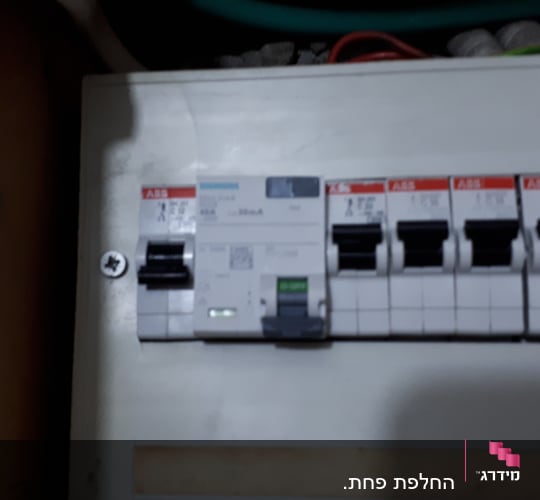 לוח חשמל עם מפסקים ומתגים